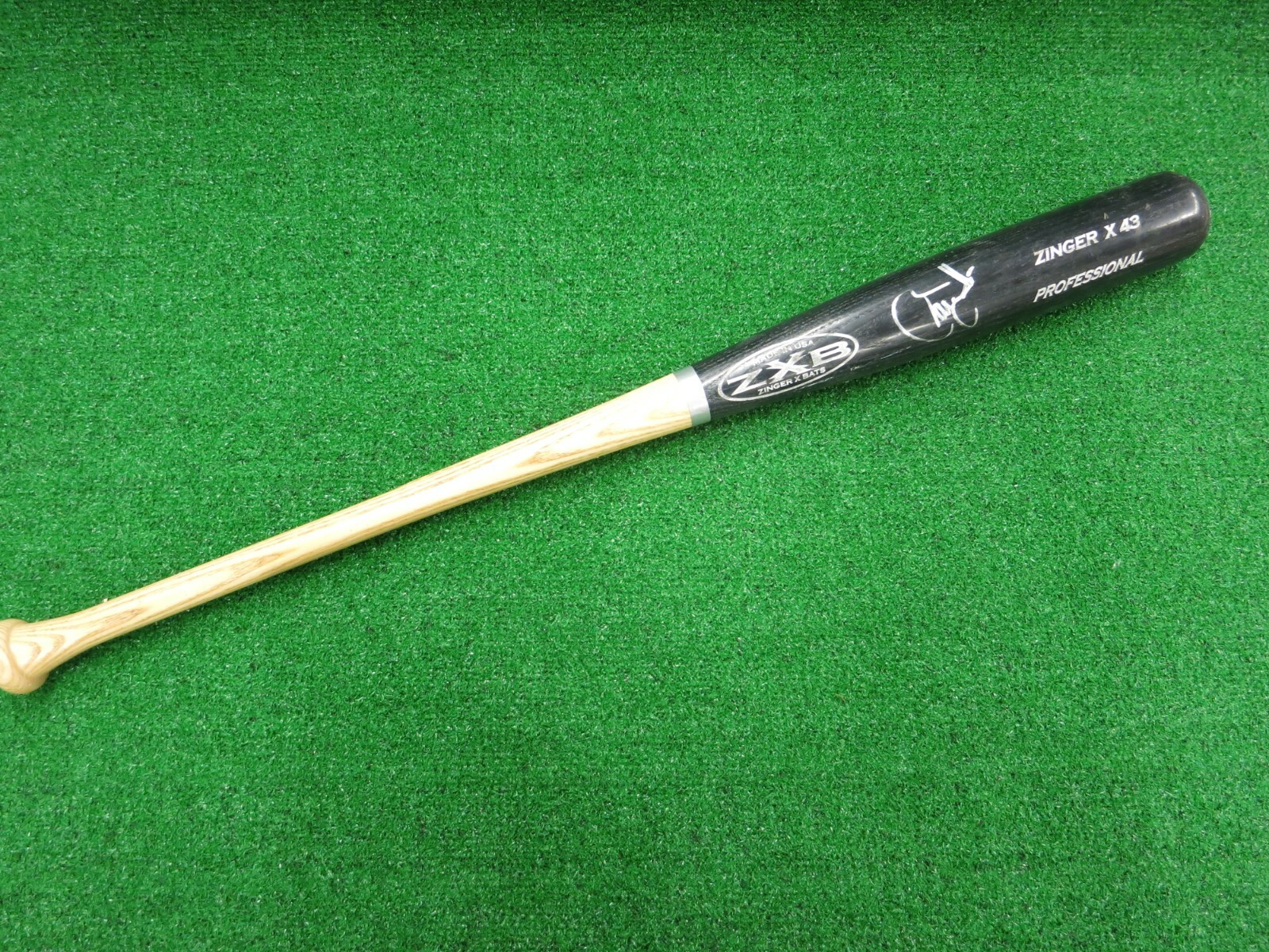 ①VICTORYS BASEBALL Willson Contreras Autographed Black & Grey Victus Pro