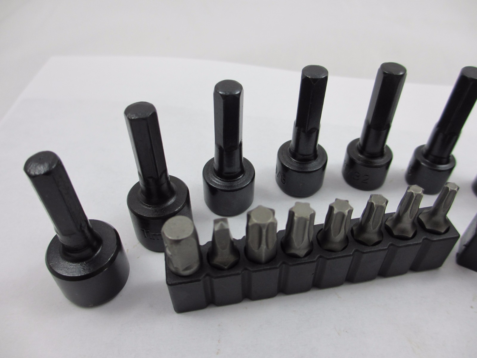 Craftsman Magnetic Handle - 14 Screwdriver Bits & 12 Nut Driver Bits -