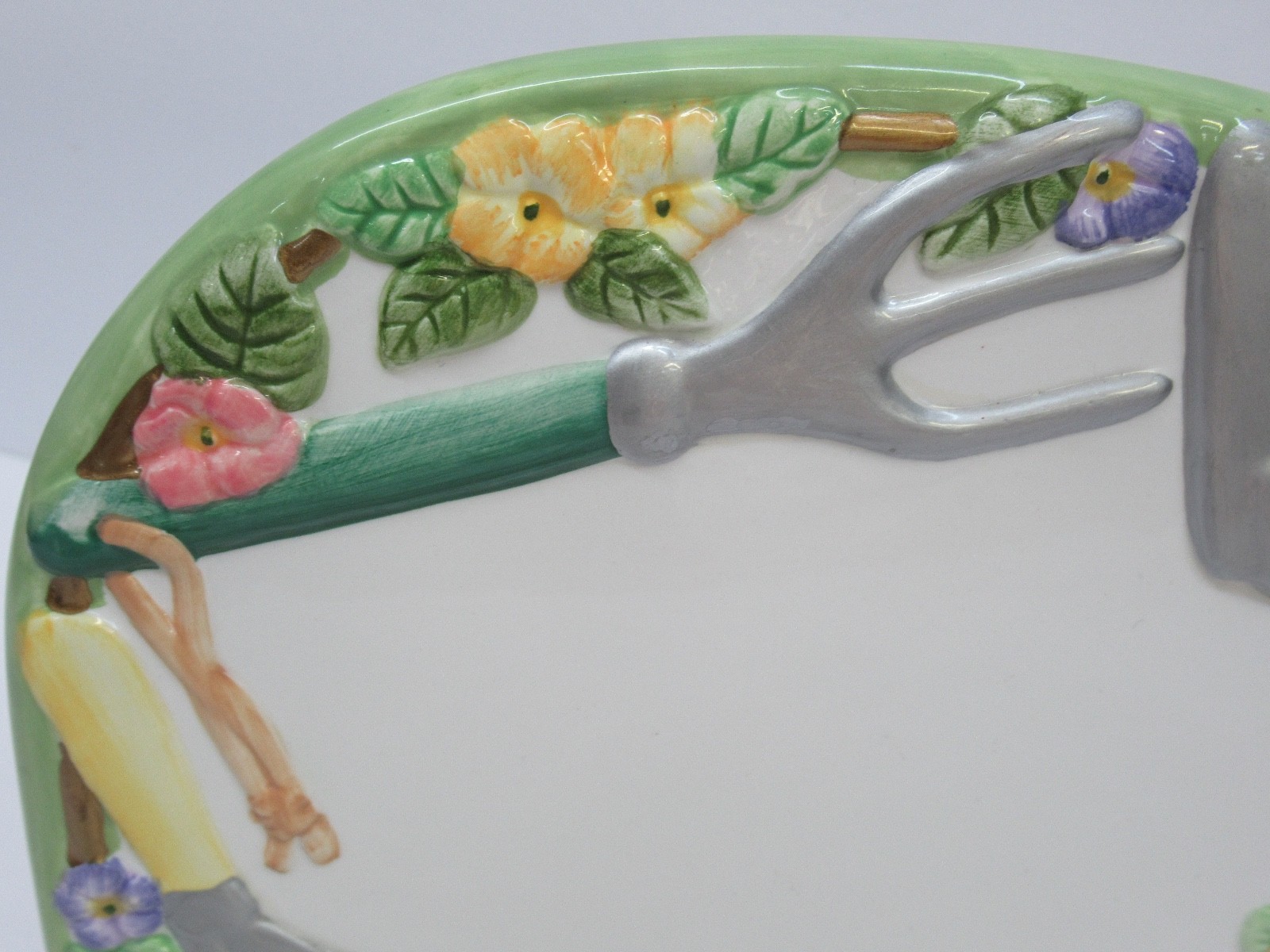 Ceramic Message Board Gardener Gift Summer Shovel Spade Flowers with Pen Holder