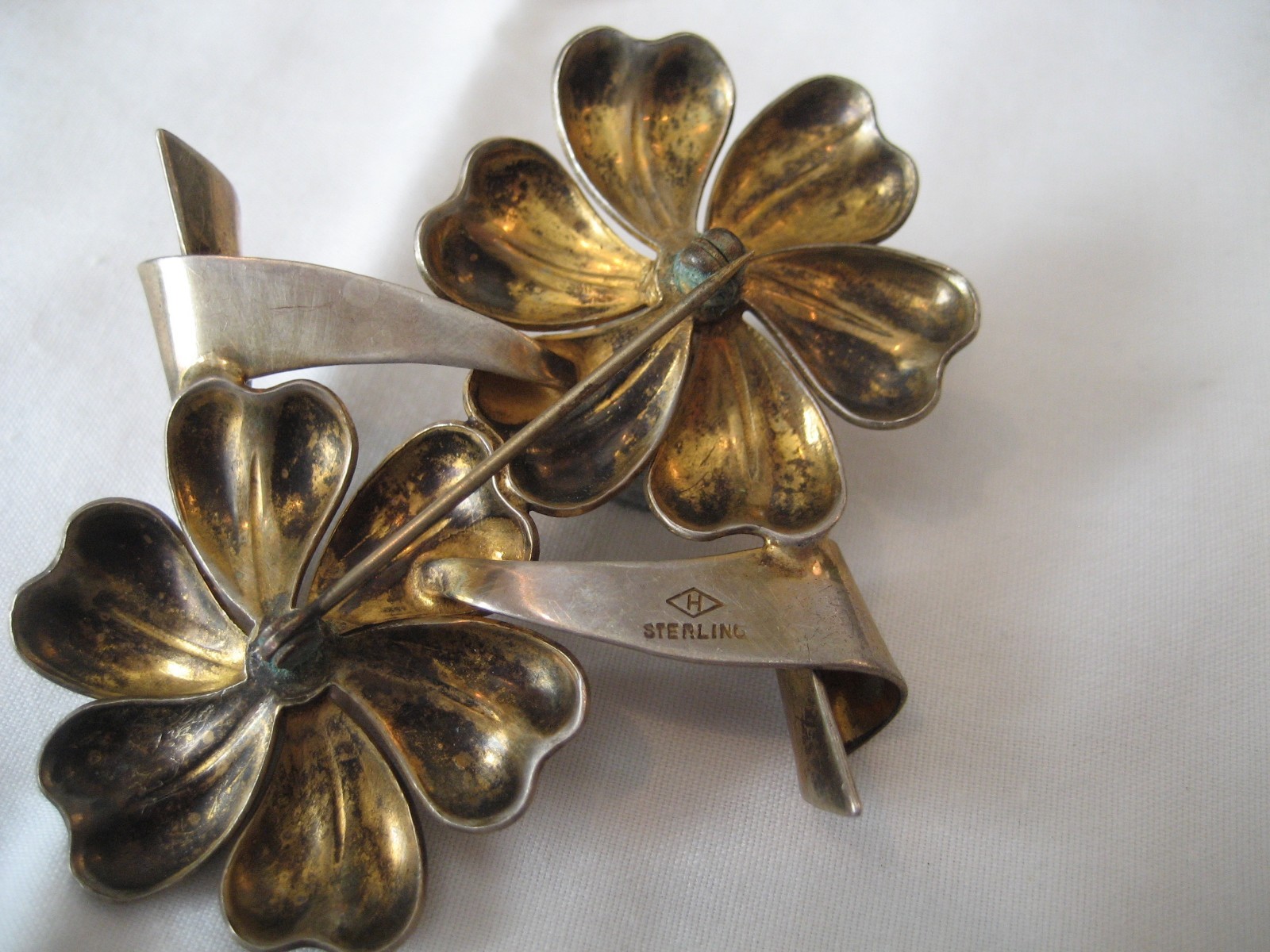 Collectible -- Vintage -- Sterling Silver Flowewr Pin