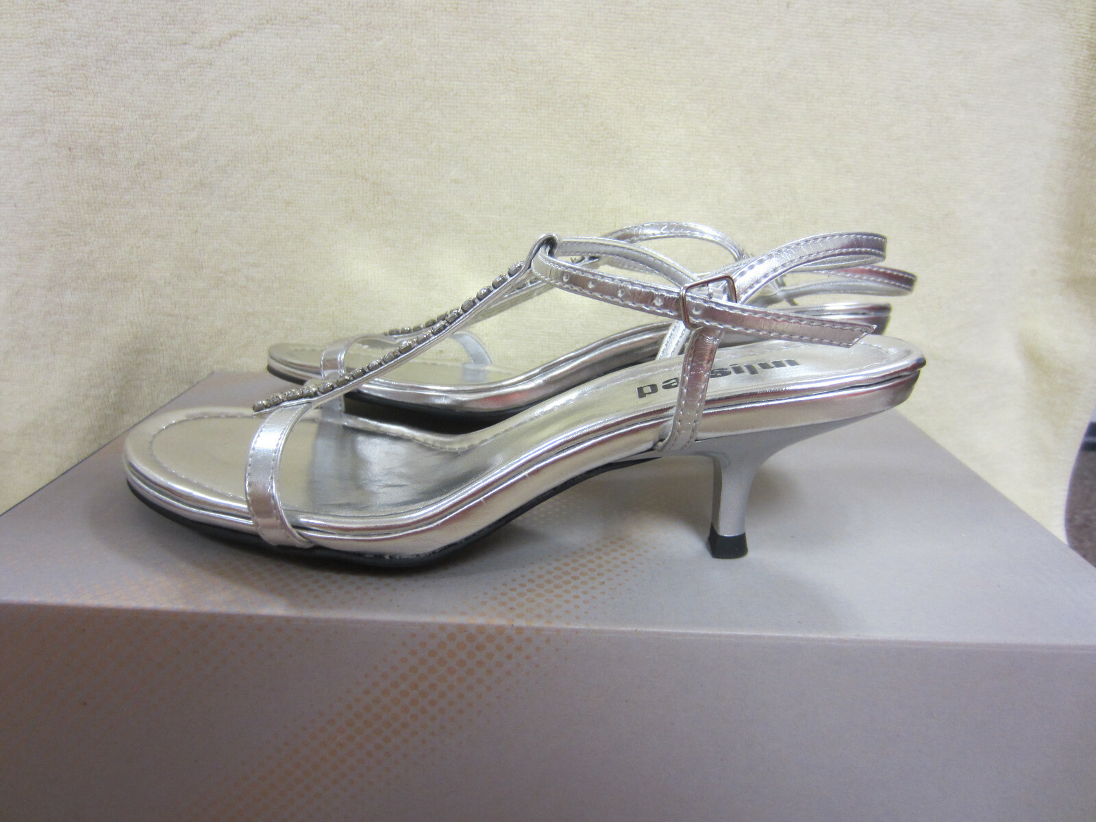 New UNLISTED KENNETH COLE Size 6 M 