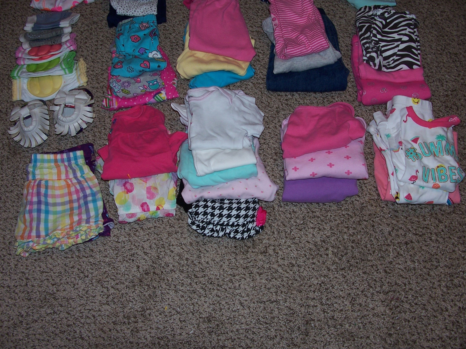 48 girls clothing sizes 9,-12 months lot