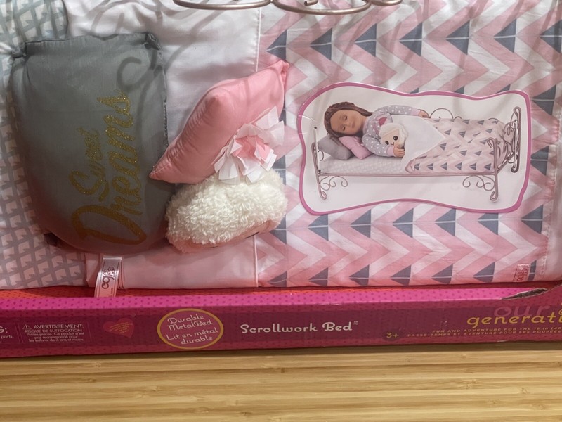 New Our Generation Scrollwork Bed 18&rdquo; Dolls Battat Iron Scroll Blanket, Pillows