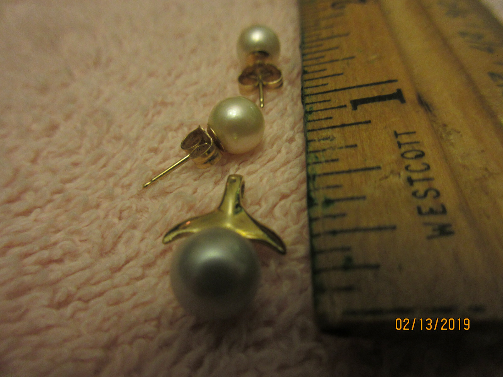 14 K GOLD DOLPHIN TAIL AND PEARL PENDANT AND PEARL POST EARRINGS SET