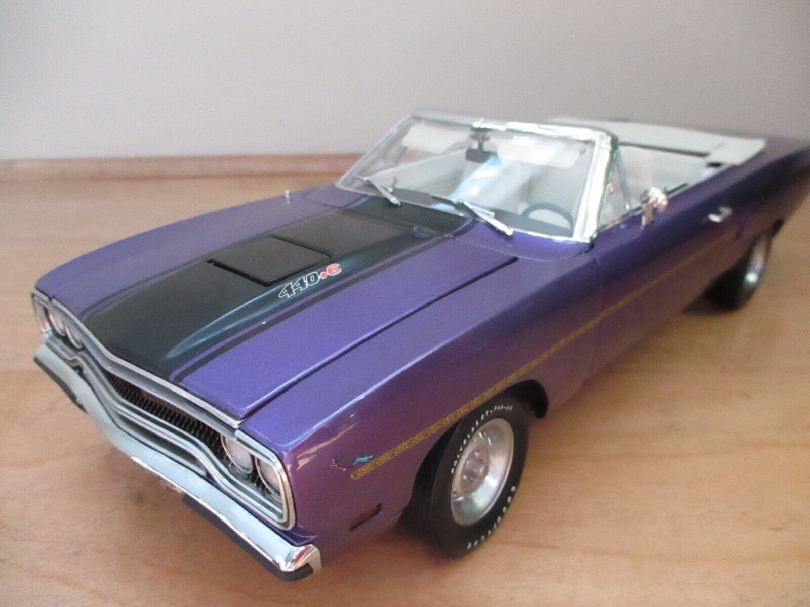 GMP 1970 Plymouth Road Runner 440+6; purple; 1:18; mint GMP 1970 Plymouth Road Runner 440+6; purple; 1:18; mint