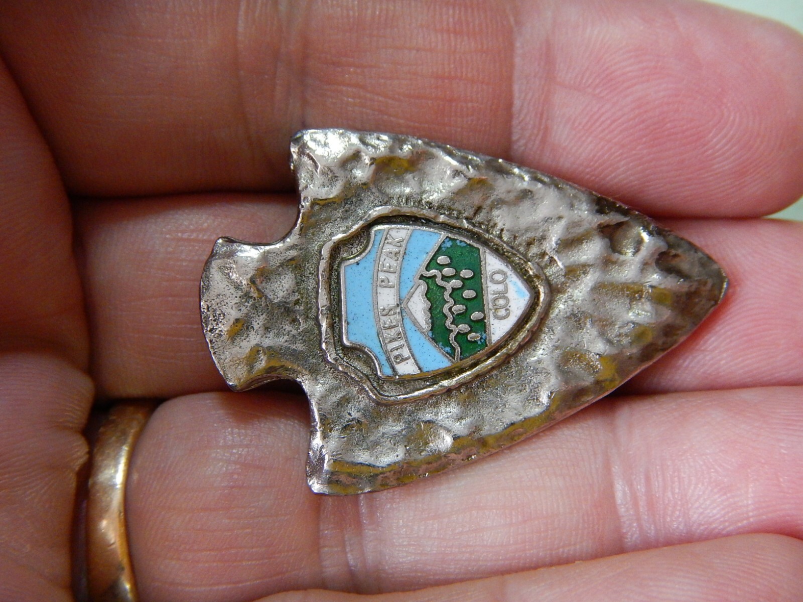 VINTAGE NON-STERLING ARROWHEAD BOLO TIE SLIDE ENAMELED SHIELD PIKES PEAK NICE!