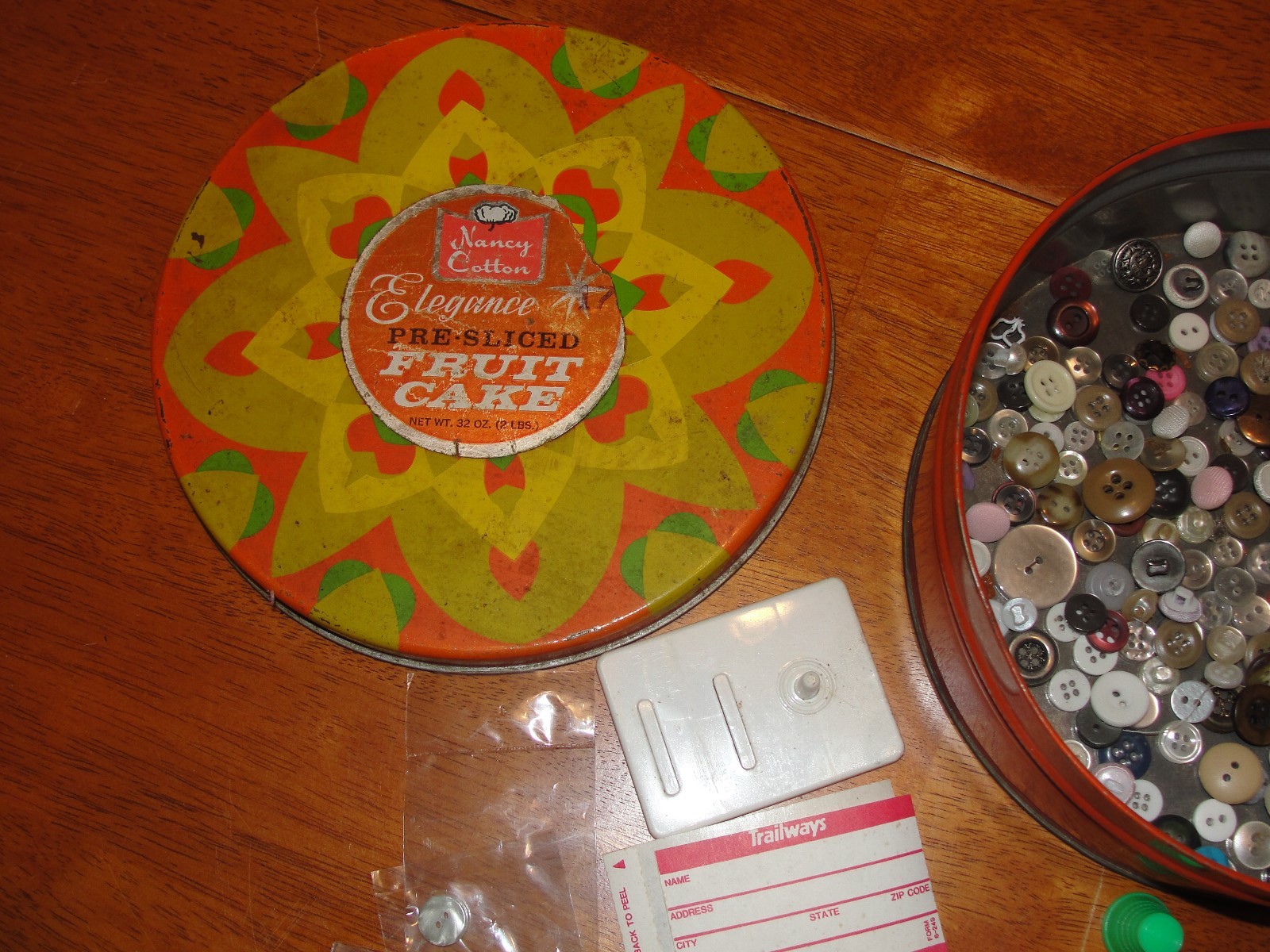 Huge Vintage Antique Buttons old Plastic Bakelite Metal Lot 300 +Mixed Buttons