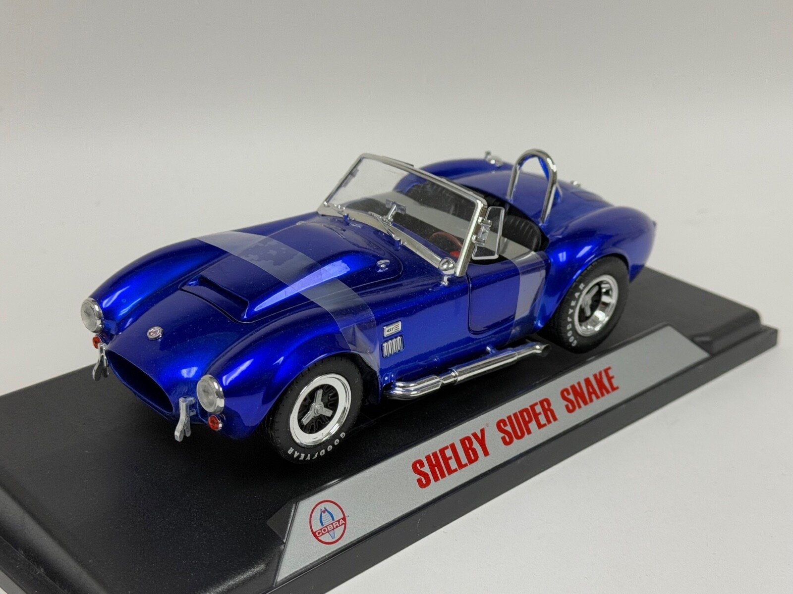 1/18 Shelby Collectibles Shelby Cobra 427 Super Snake in