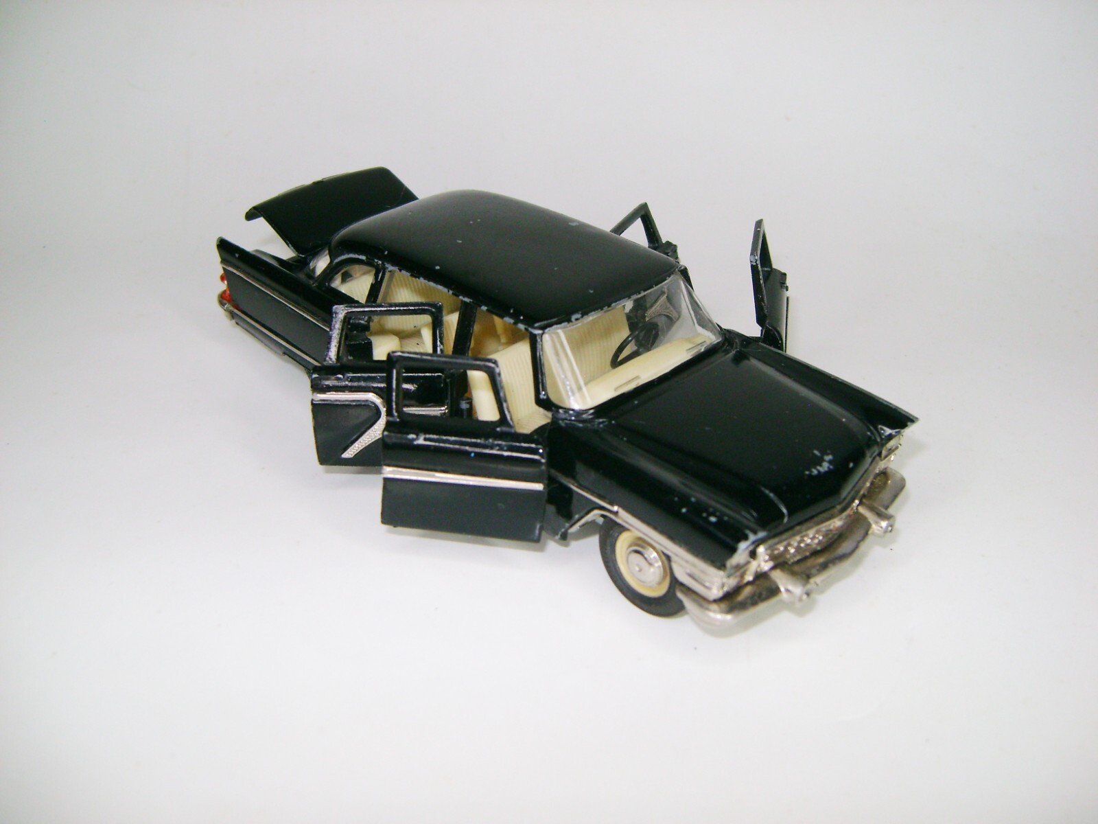 【中古】 Russian Masterpieces Soviet limousine GAZ 13 Chaika Seagull Novoexport Agat