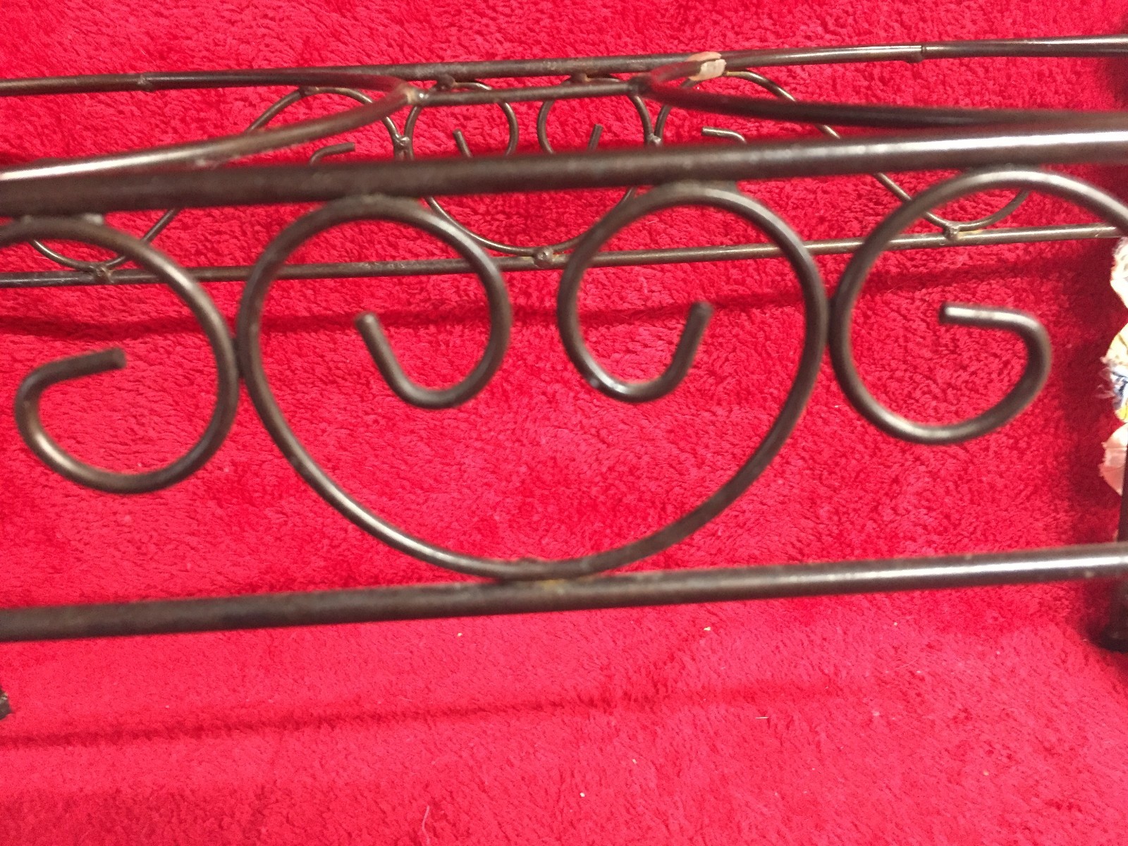 Dog Food & Water Stand Decorative Metal Heart Spiral Design Folds For Storage