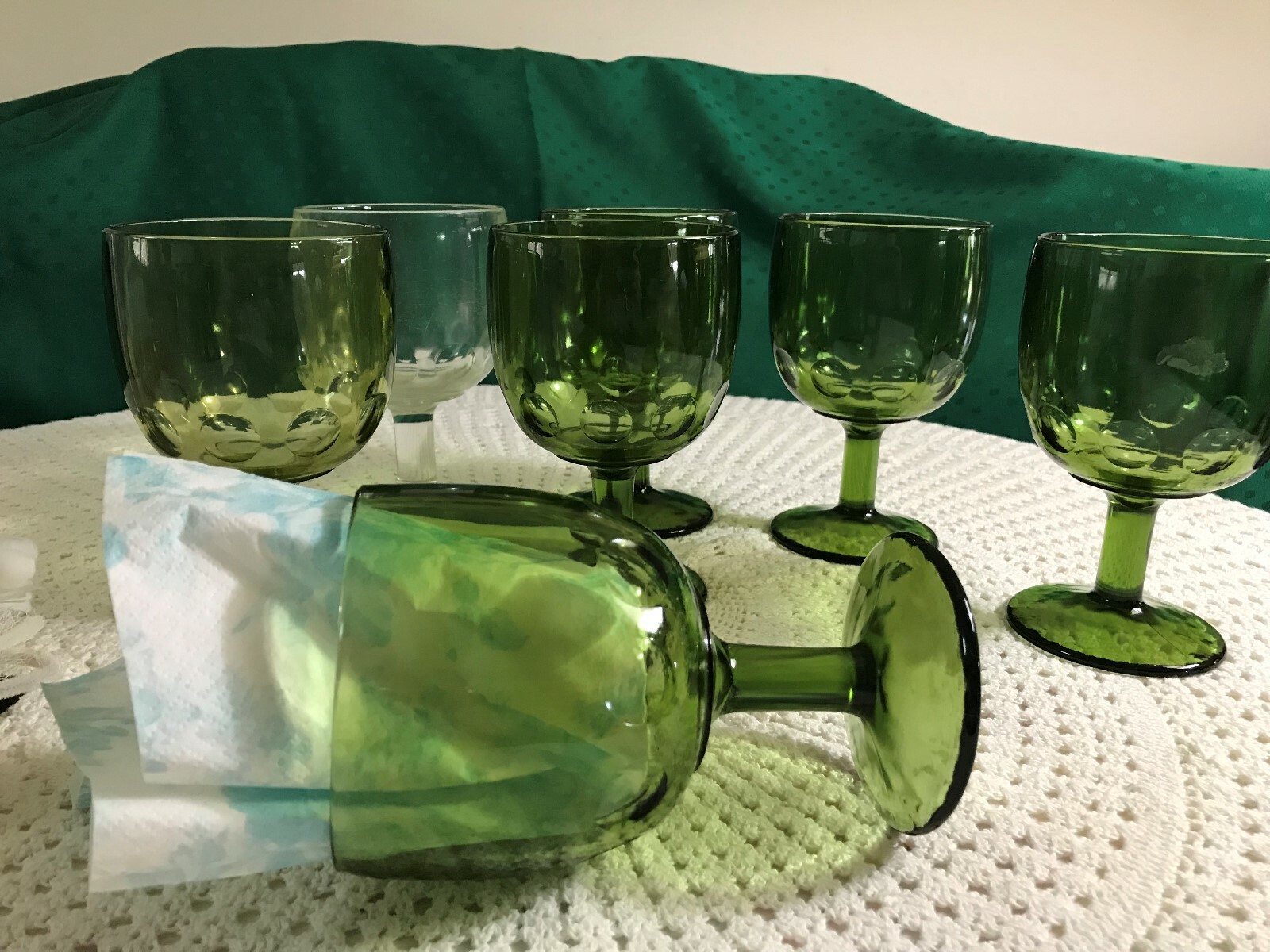 VTG  7 GREEN 1 CLEAR THUMBPRINT BEVERAGE GLASSES
