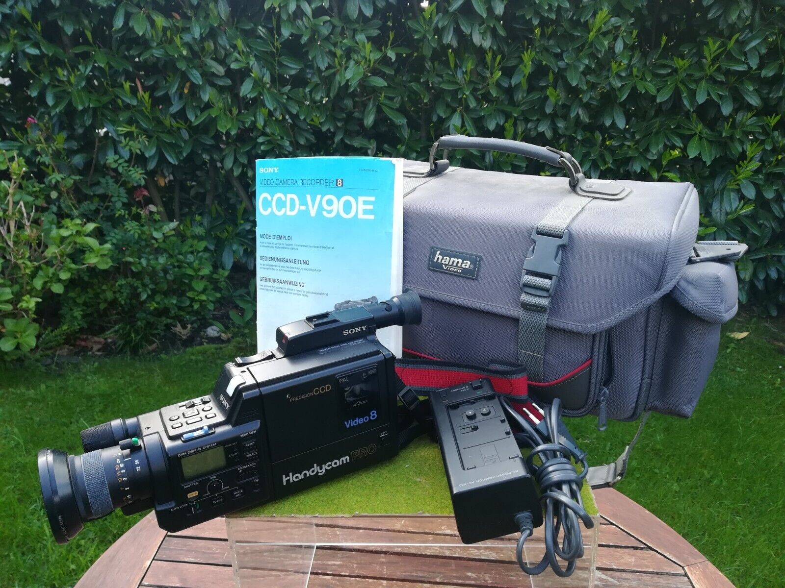 Sony HANDYCAM CCD-V90E VIDEOCAMERA VHS Video8 CAMCORDER Sony HANDYCAM CCD-V90E VIDEOCAMERA VHS Video8 CAMCORDER