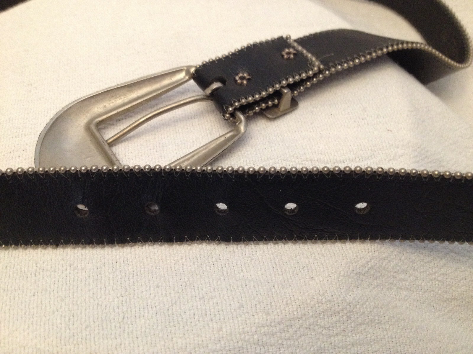 VINTAGE BLACK LEATHER BELT ANTIQUED SILVER BUCKLE SILVER DETAILING SIZE 34-36