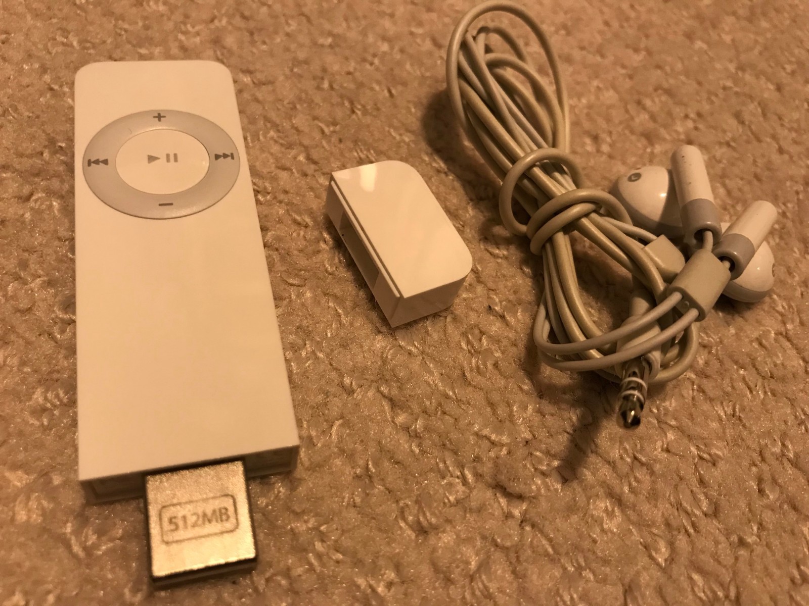 Apple iPod Shuffle A1112 1st Generation 512MB White MP3 Player