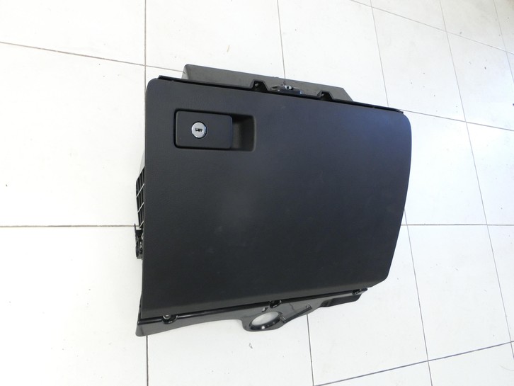 VW Passat CC 12-16 Handschuhfach Handschuhkasten VW Passat CC 12-16 29.04.2013 gebraucht Vorschau 2