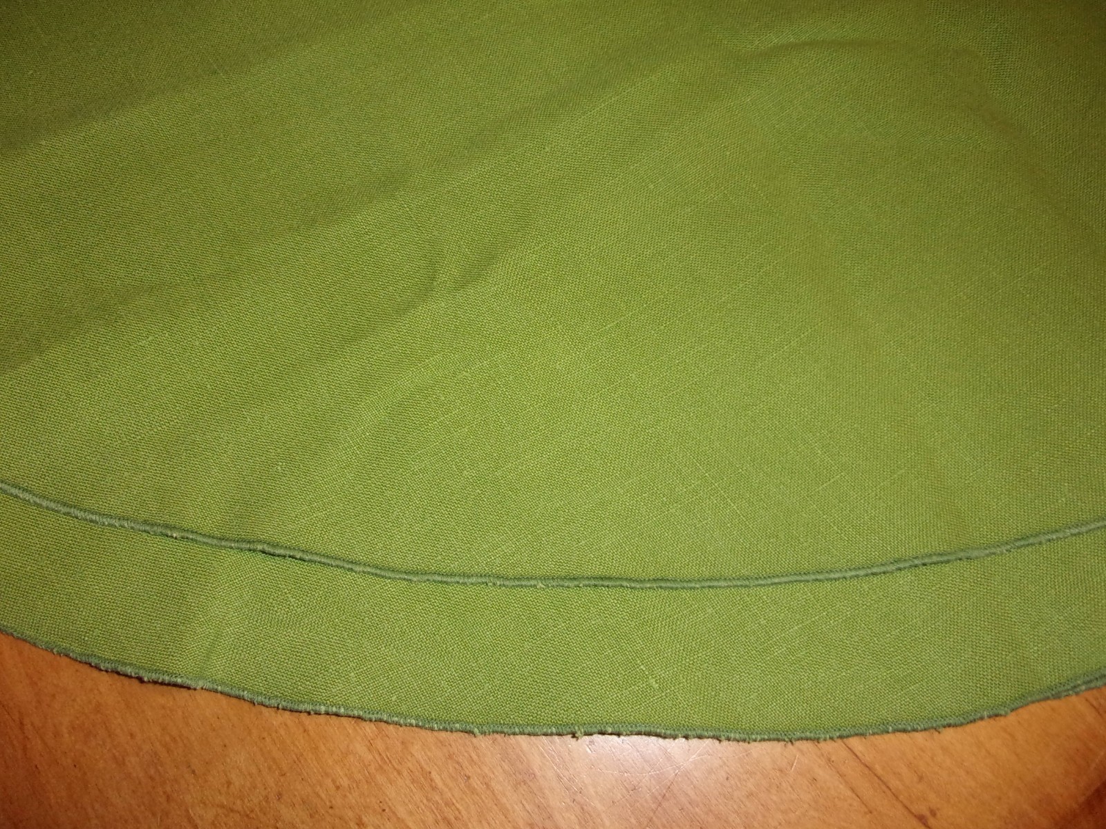 VINTAGE GREEN OVAL TABLECLOTH 85