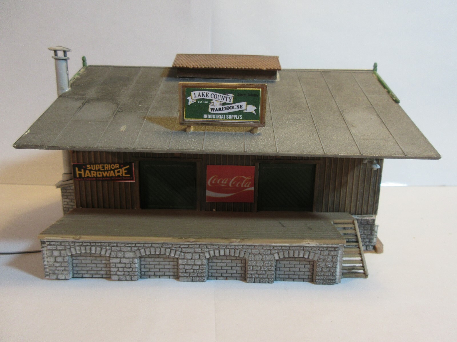 HO SCALE 1:87 WOODLAND SCENICS LAKE COUNTY WAREHOUSE W/ DOCK ASSEMBLED BUILDING