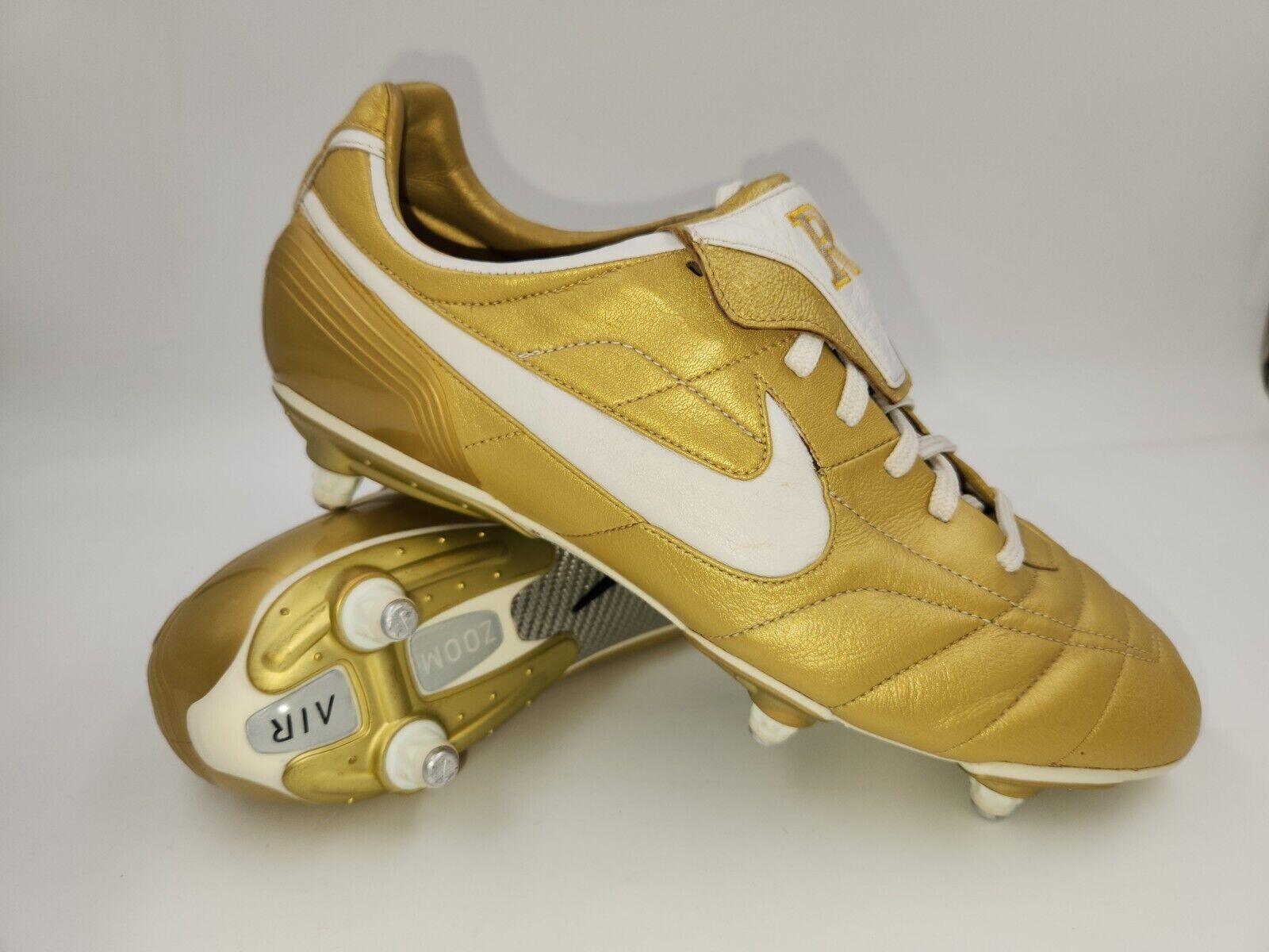 Nike R10 サッカーシューズ ゴールド ロナウジーニョ 27.5㎝ 国内ゲリラ発売】 NIKE エアレジェンドR10 FG ロナウジーニョ