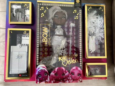 Rainbow Vision Rainbow High Diva Ayesha Sterling Doll Set with 2 Outfits & Extra