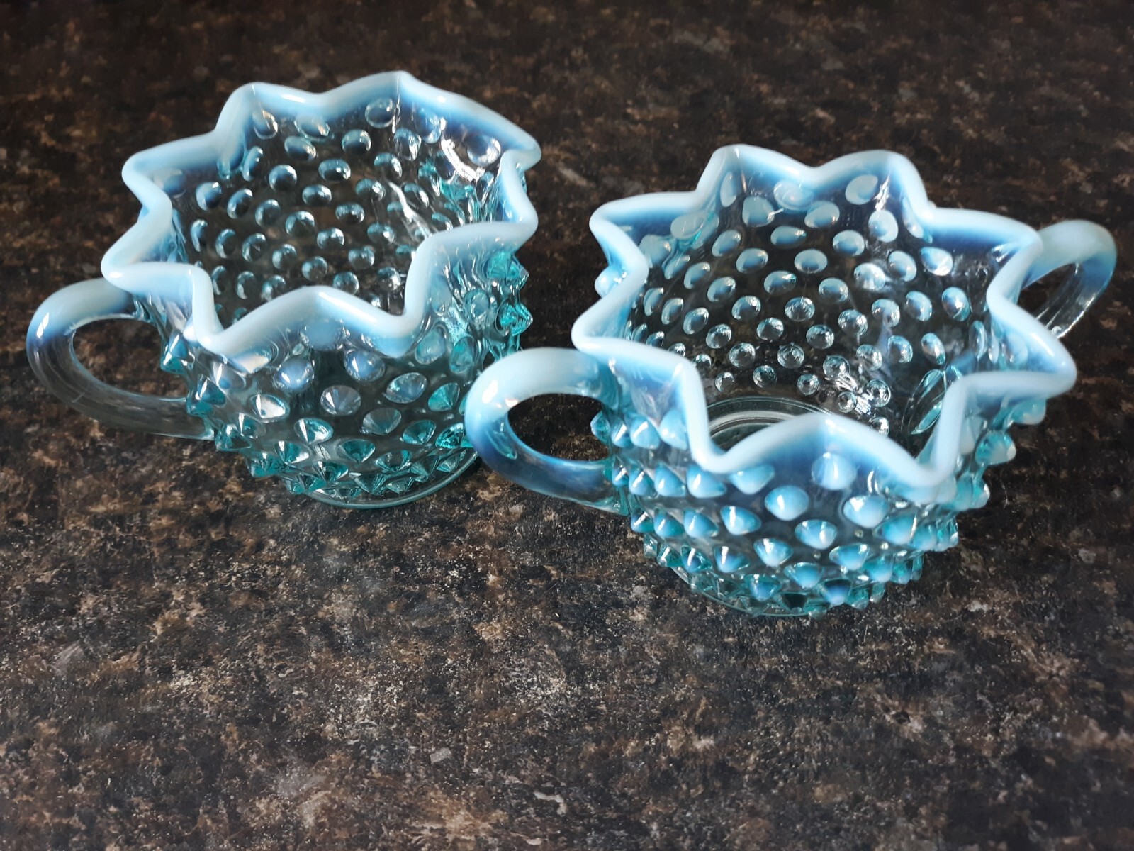輝く高品質な Opalescent Blue Fenton Hobnail Creamer/Sugar Star-shaped 工芸品