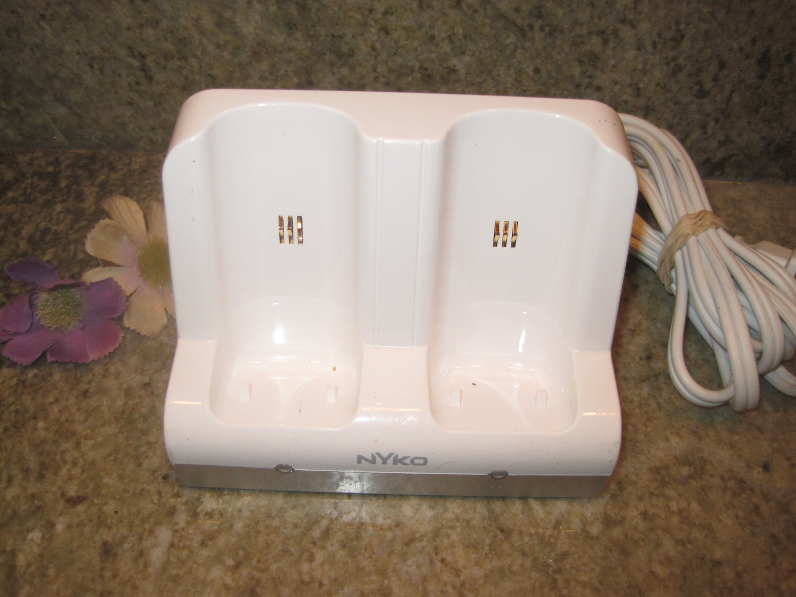 Nyko Charging Station for Nintendo Wii Remotes 87000-A50 White - Base Only