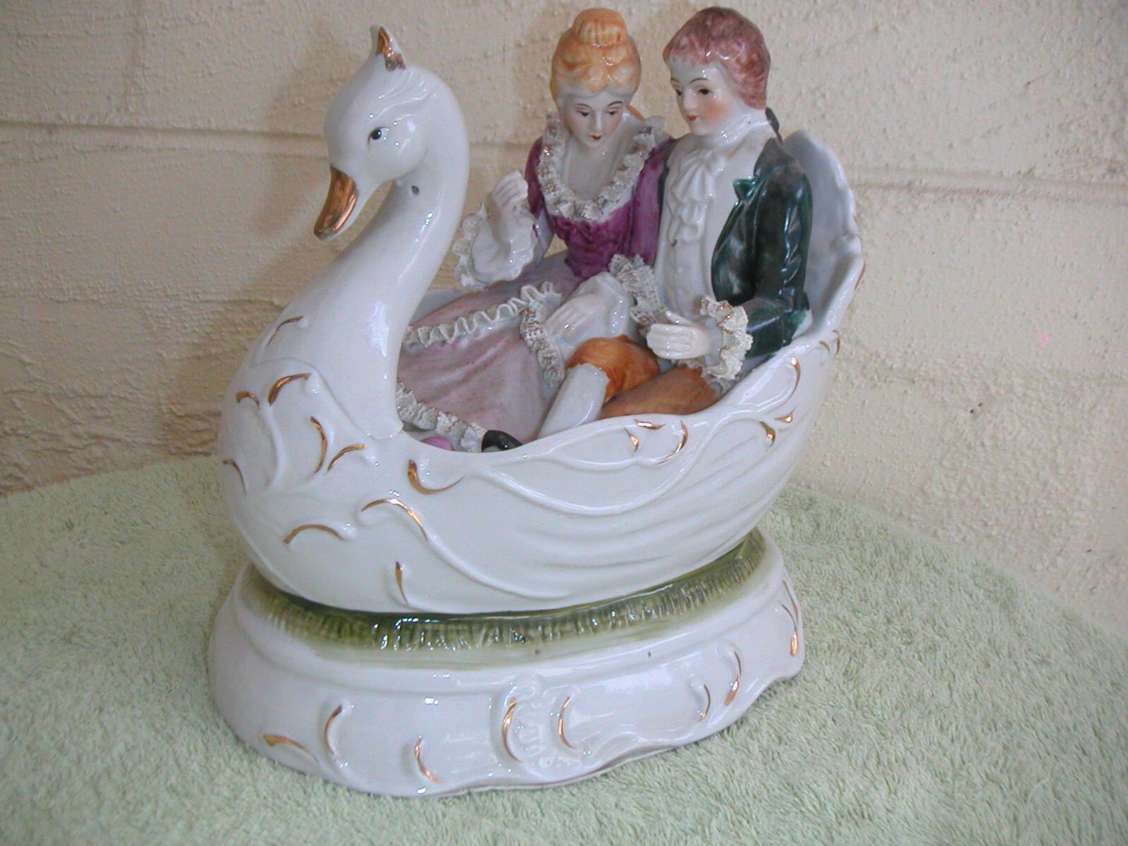 Irish Dresden スワンレース陶器人形