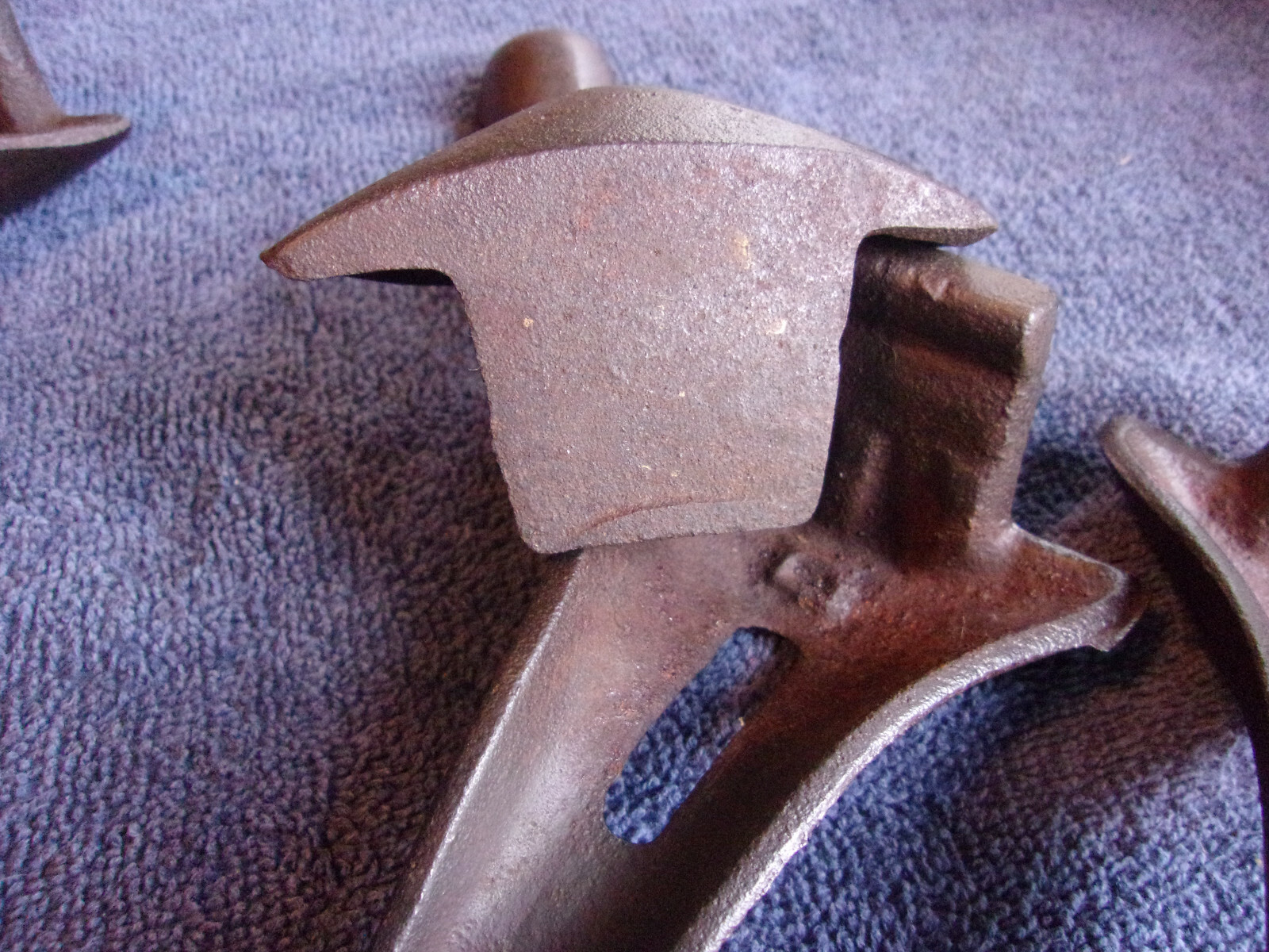 OLD VIntage ANTIQUE CAST IRON INDUSTRIAL TABLE LEG FEET LOT Of 4 Heating Stove