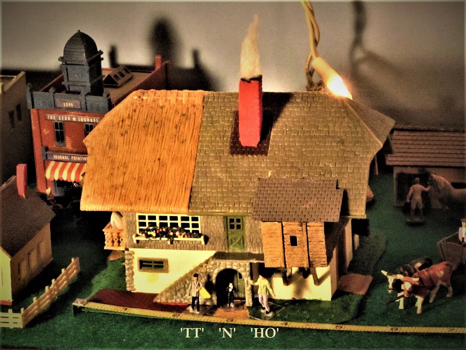 1Fにパブのあるタウンハウス（Faller HO 130447） Town house with pub | Town houses | Urban flair | Miniature