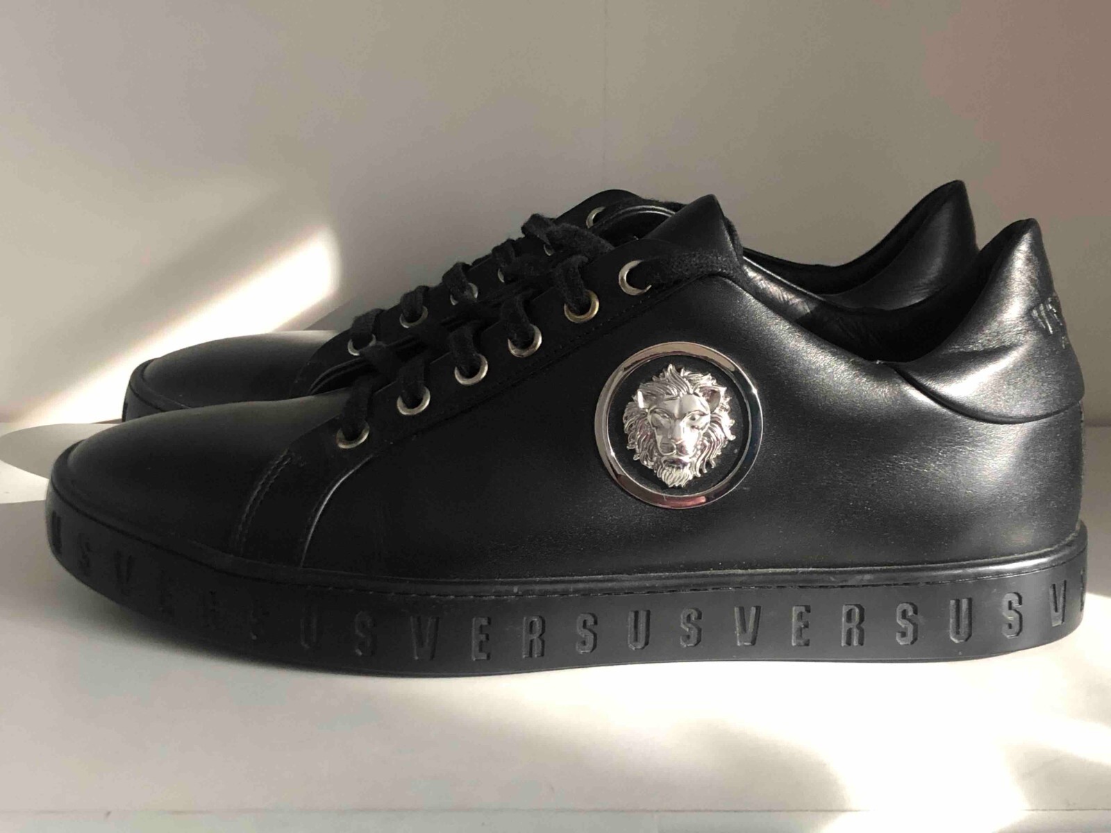 VERSACE VERSUS Lion Head Men's Black Leather Low Top VERSACE VERSUS Lion Head Men's Black Leather Low Top