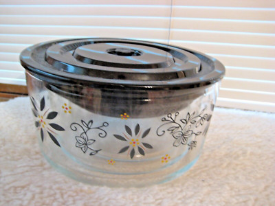 Set of 3 Temptations by Tara Glass Nesting Storage Bowls Suction Lids Old World