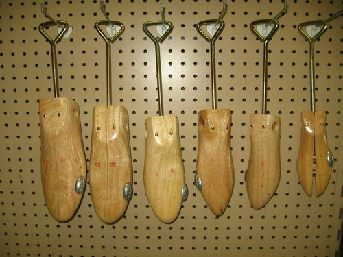 Ralyn Professional Wooden Shoe Stretcher for Bunion Problems and Problem Feet