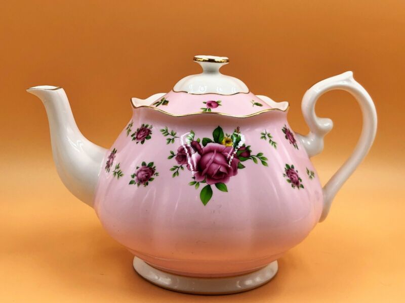 Large Royal Albert China New Country Roses Design 2 Pint Capacity Teapot.