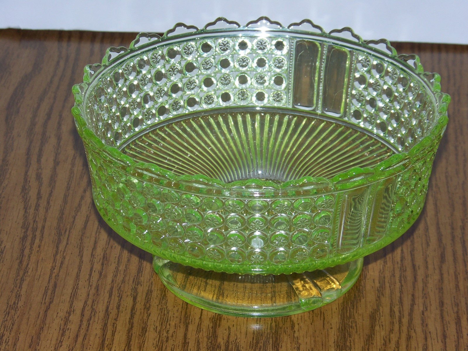 Richards & Hartley Canary Yellow Vaseline No. 25 Three Panel Master Berry Bowl