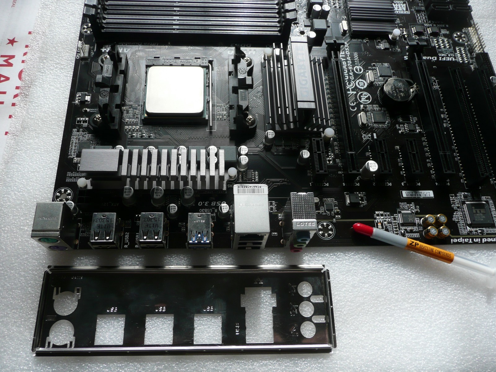 GIGABYTE GA-970A-DS3P AMD Motherboard Combo w/ FX 8350 4.0 - 4.2 GHz CPU