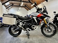 2024 TRIUMPH TIGER 900 RALLY PRO GREY ORANGE | TRIUMPH PANNIERS 