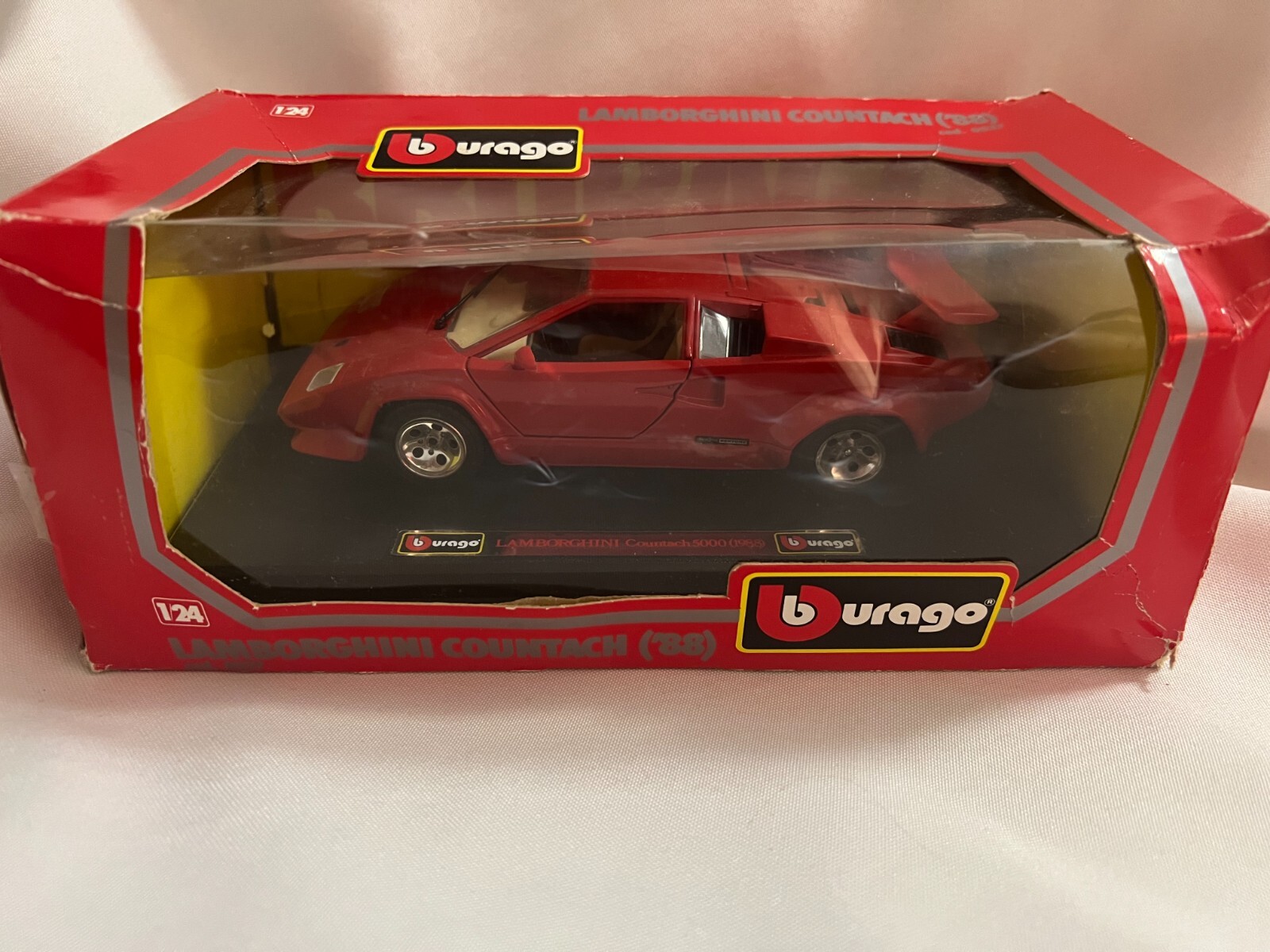 Lamborghini Countach 1988 Red 1:24 scale model by Bburago made in Italy #0537 Lamborghini Countach 1988 Red 1:24 scale model by Bburago made in Italy #0537