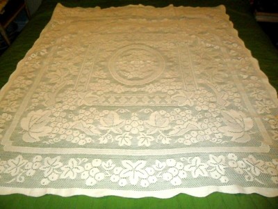 VINTAGE COTTAGE -IVORY COTTON  QUAKER GRAPES / LEAVES LACE TABLECLOTH - 42 X 48