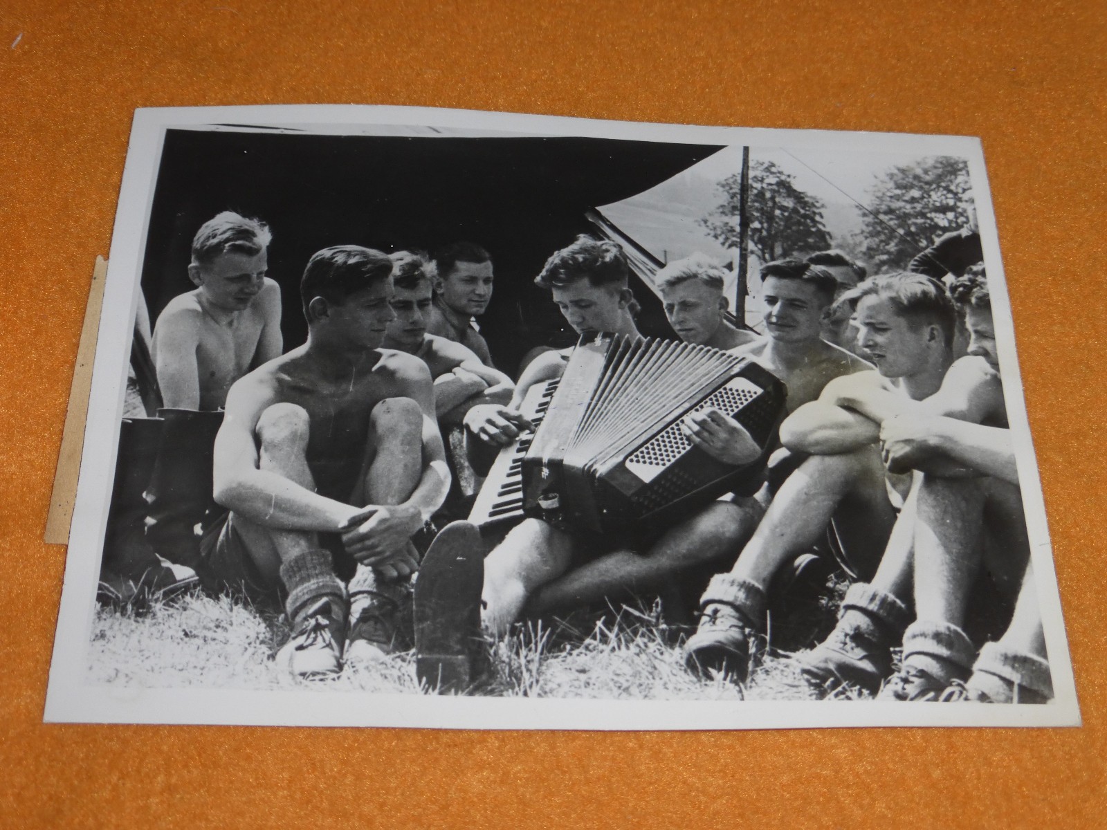 RAD Arbeitsmnner mit Zelt und Akkordeon Foto 2.WK 1944 Zeltlager Fronteinsatz
