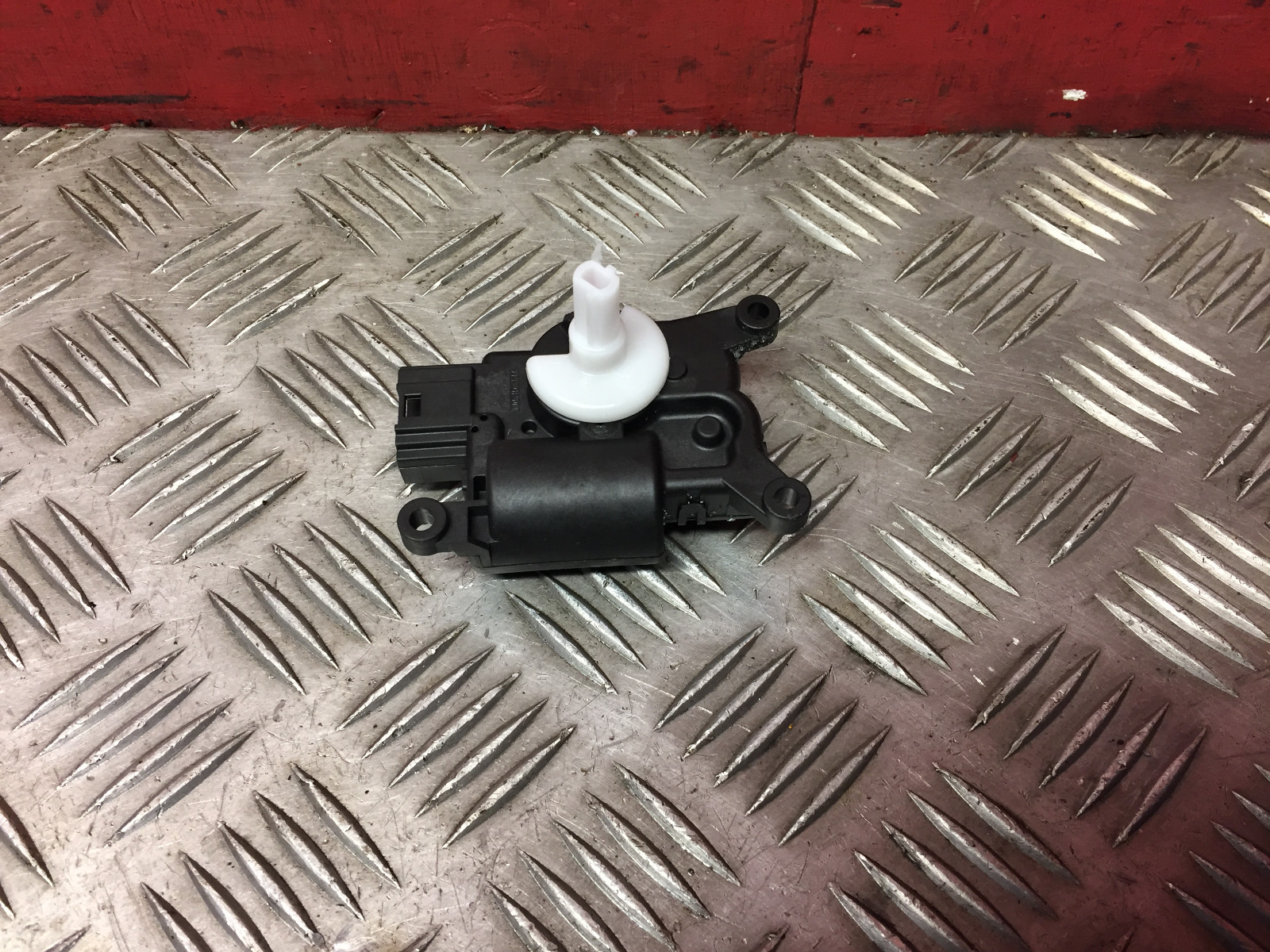 VW Passat B8 heater box flap control motor actuator 5Q0907511