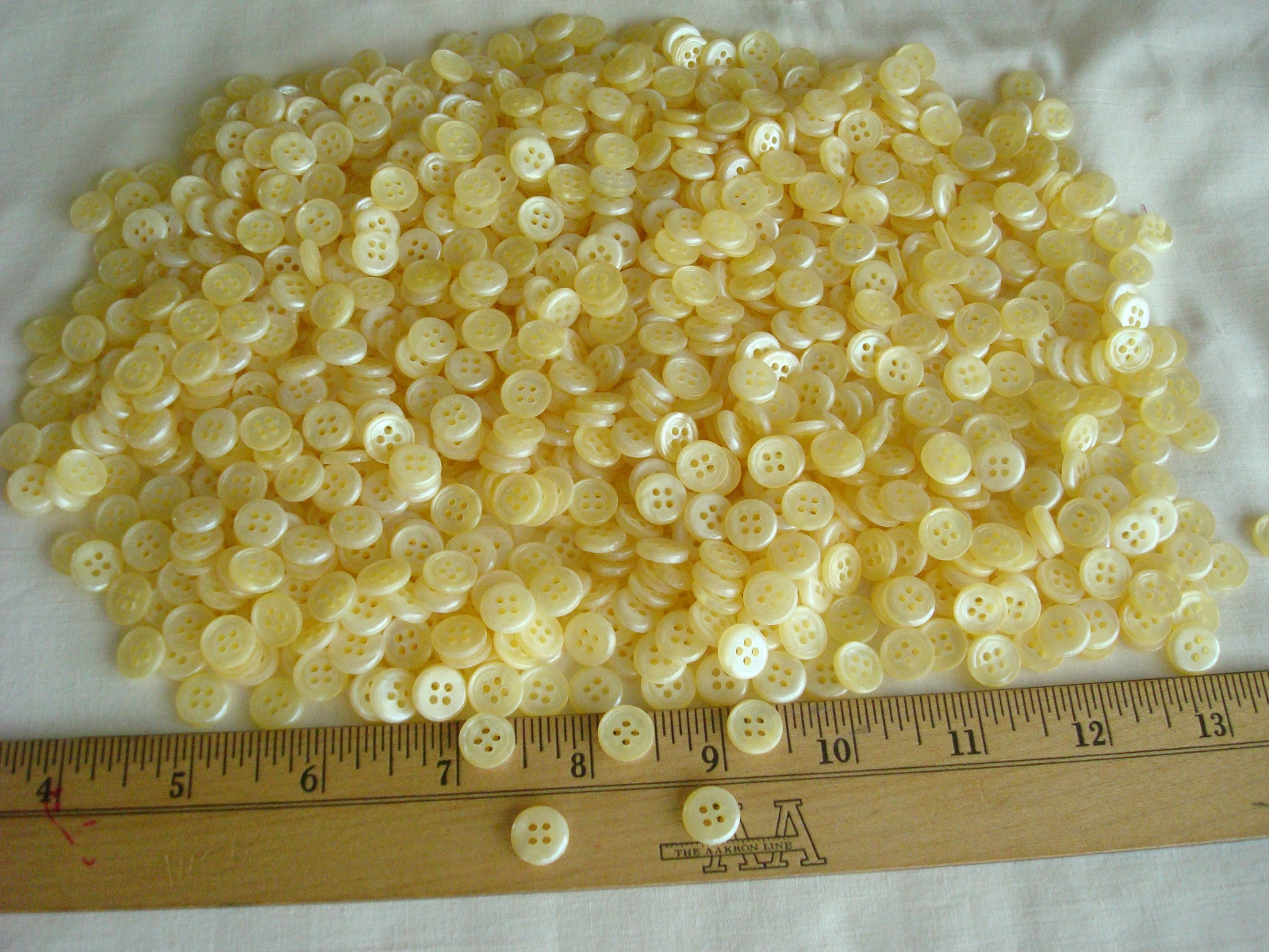 (1000)  BUTTONS~Pale Yellow~7/16