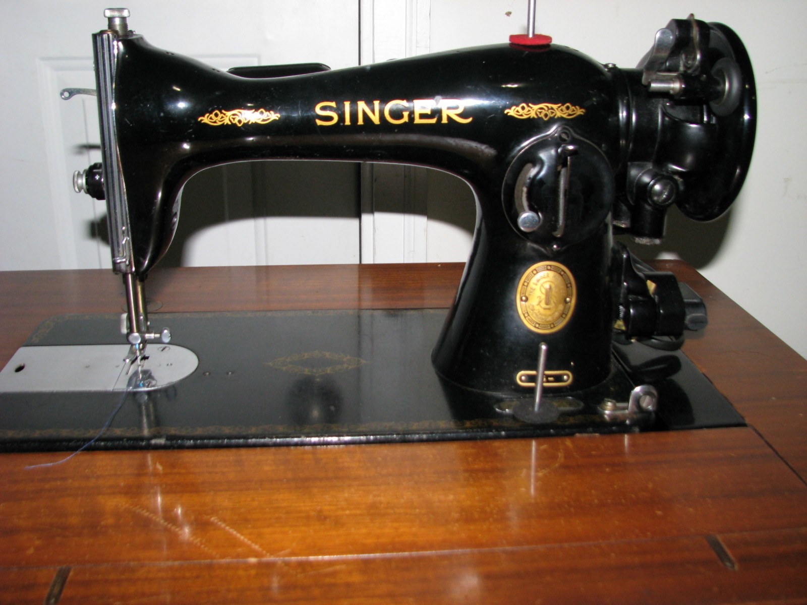 Singer sewing machine with cabinet Model #15-91, Serial# AD564072, Cabinet#975D