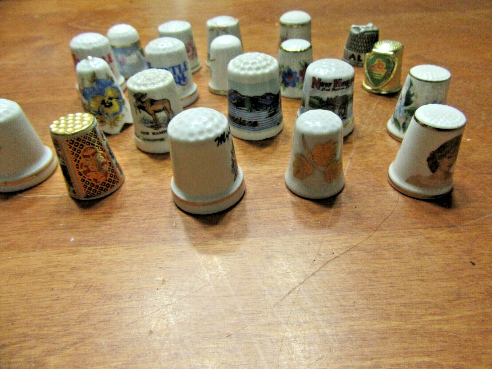 LARGE COLLECTIBLE THIMBLE COLLECTION GROUP / CERAMIC & METAL