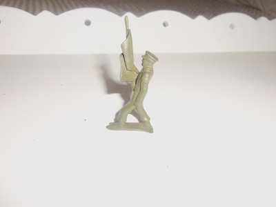 VINTAGE BERGEN TOY SOLDIER MARCHING FLAG BEARER ARMY