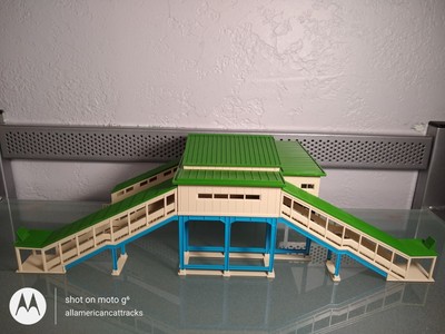 KATO 23-200 N-SCALE UNITRACK OVERHEAD STATION WITH PASSENGER PLATFORM, ASSEMBLED