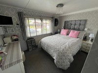 “GRINCH” GREEN WOOD CABIN LODGE 2 BED TWIN LODGE 40FT X 20FT | 2 TOILETS 