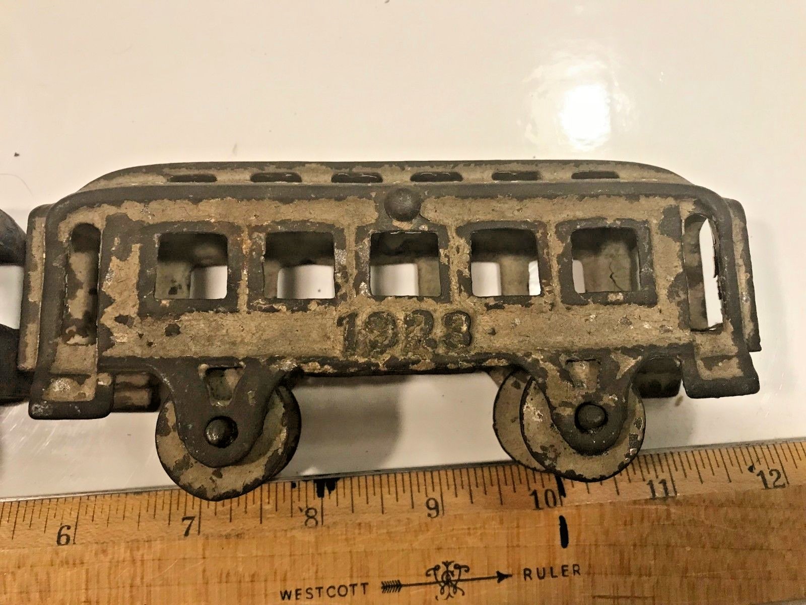Hubley Antique Cast iron #1923 Passenger & #1924 Observation train cars