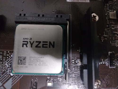 AMD Ryzen 3 3200G 本体のみ AMD Ryzen 3 3200G - 3.6GHz Quad Core (YD3200C5FHBOX