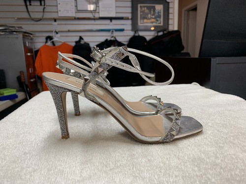 未使用　VALENTINO スパンコールジレ Valentino Silver Metallic Glitter Rockstud Ankle Strap
