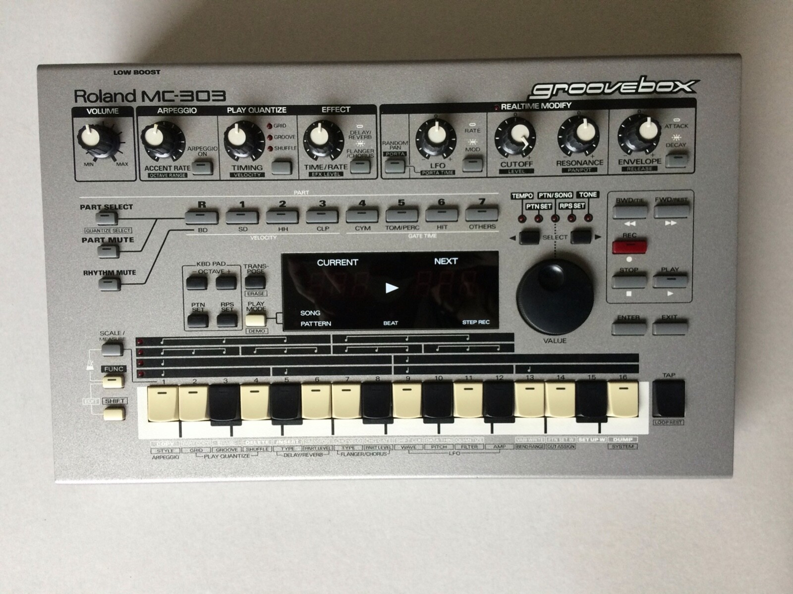 Roland MC-303 Bass-Synthesizer (Step Sequenc., Drumcomputer, Groovebox)