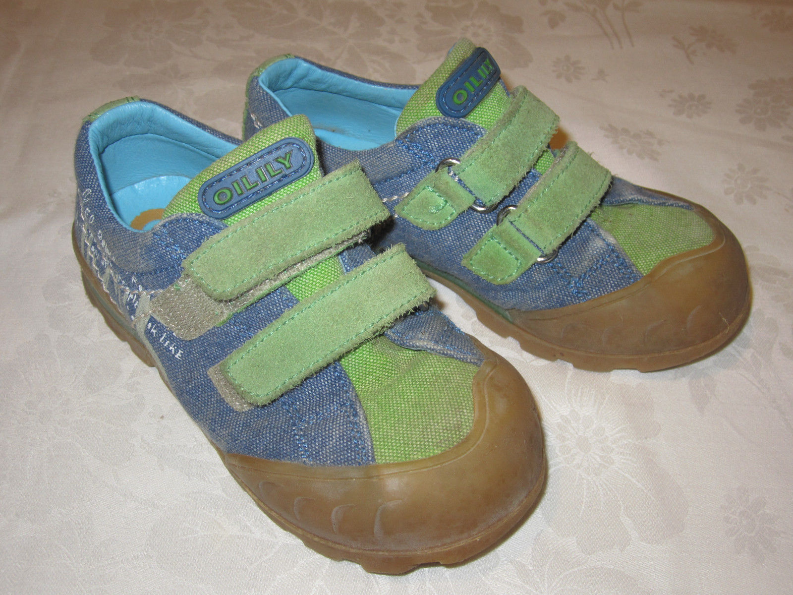 Ropa, zapatos y accesorios aceitosos para niños